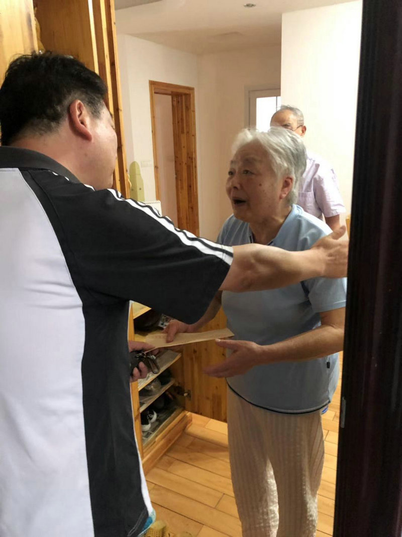 國慶前夕學(xué)校黨委書記朱長安走訪慰問離休干部、老黨員