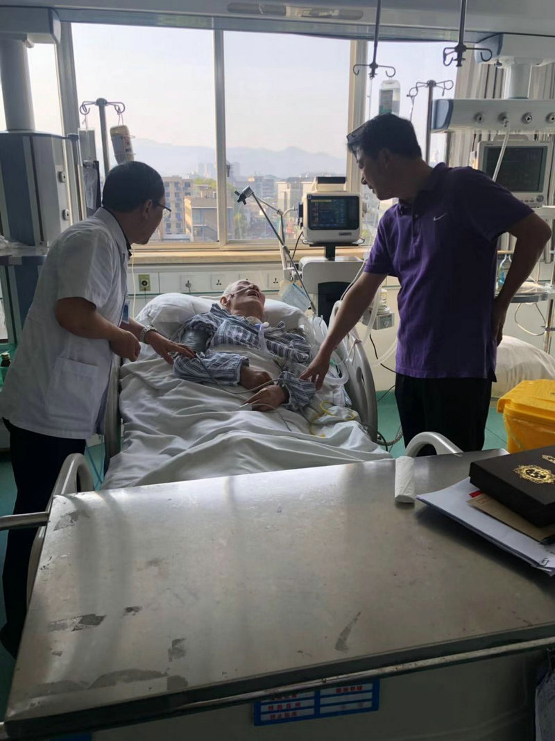 國慶前夕學(xué)校黨委書記朱長安走訪慰問離休干部、老黨員