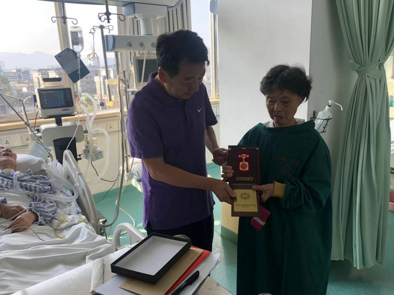 國慶前夕學(xué)校黨委書記朱長安走訪慰問離休干部、老黨員